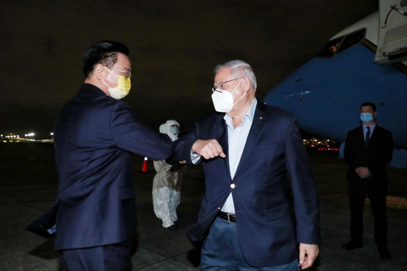 ▲美國聯邦參議院外交委員會主席孟南德茲(Robert Menendez,D-NJ)14日率領美國國會議員團共6人訪台,晚間7時40分抵達台北松山機場,外交部長吳釗燮等人代表政府前往接機。(圖/外交部提供)