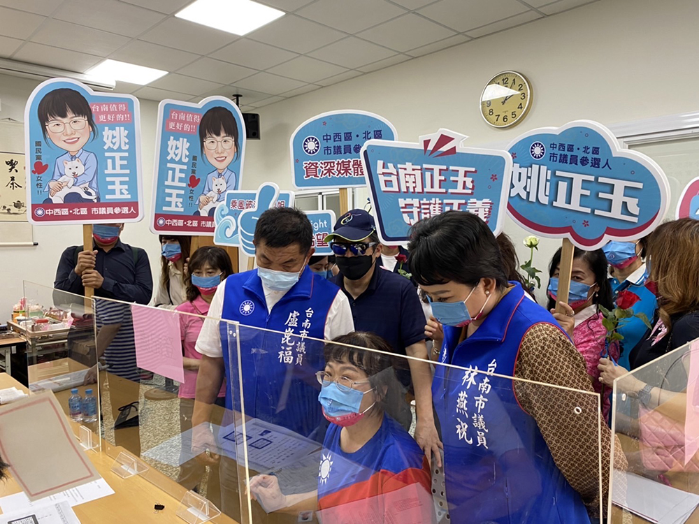 ▲資深媒體人姚正玉(中坐者)在現任市議員林燕祝及盧崑福陪同下完成參選登記（圖／記者林怡孜攝，2022,04,14）