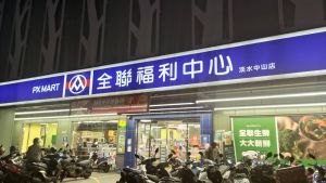 ▲有網友詢問,全聯的貨架高度,常讓推車爆滿,掀起大家熱議。(圖/記者詹鎰睿攝) ▲網友也點出全聯的優勢。(圖/記者詹鎰睿攝影)