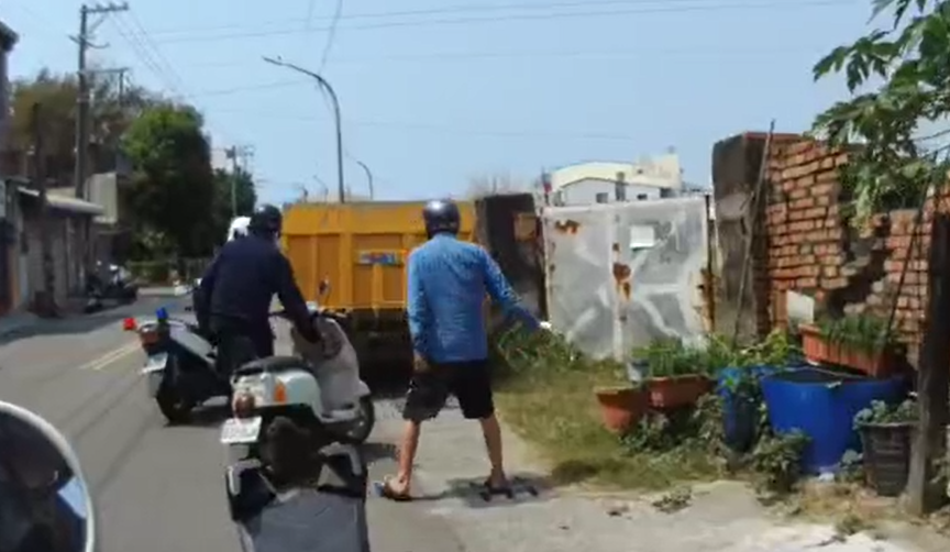 ▲莊姓兄弟機車雙載見警察盤查時丟包遭景全都錄。（圖／記者郭凱杰翻攝）