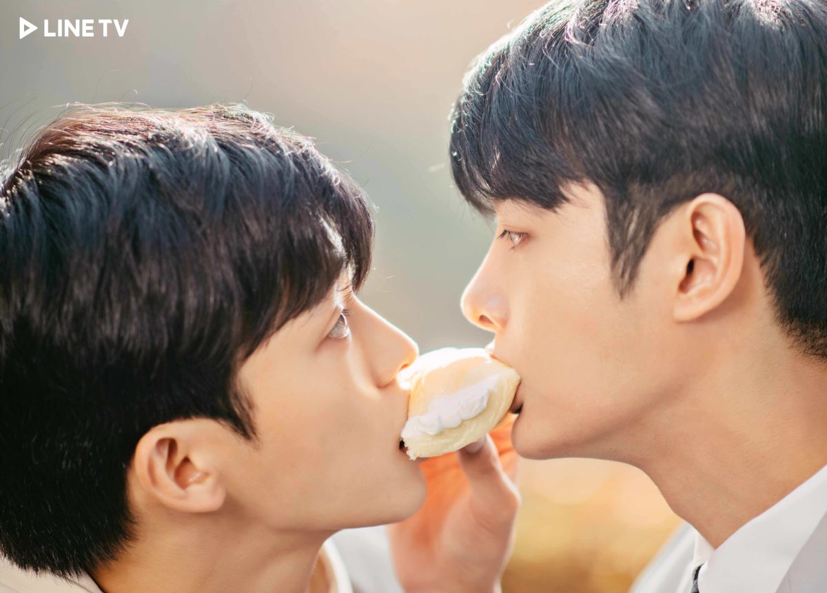 ▲《冬日後的櫻花》玉真旭（左）、姜熙主演，劇中重現漫畫經典橋段「奶油麵包吻」。（圖／LINE TV提供）