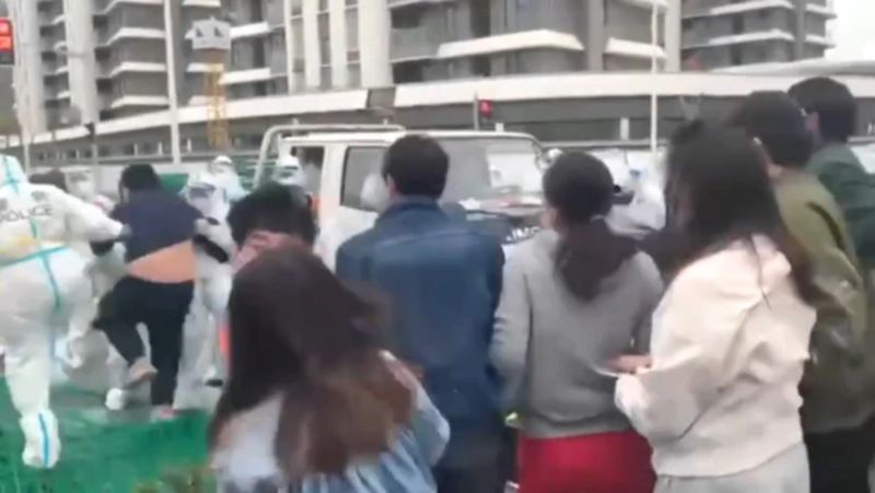 影/公寓被徵作隔離地點!上海爆發警民衝突 微博狂刪文
