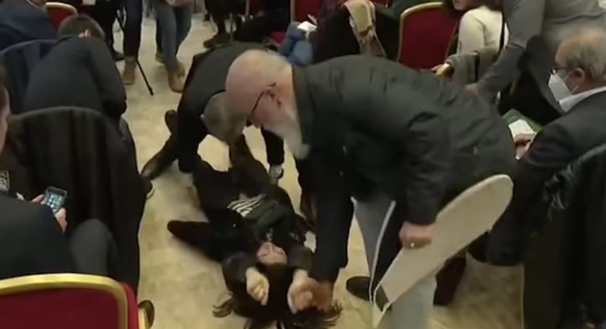 ▲法國極右派總統候選人雷朋的記者會，遭抗議者闖入鬧場，示威女子隨後被拖離現場。（圖／翻攝自每日郵報）