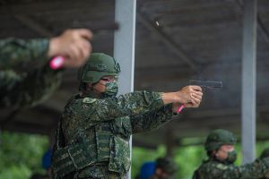 ▲陸軍步兵153旅教育召集訓練實施45手槍射擊。(圖/軍聞社提供) ▲陸軍步兵153旅教育召集訓練實施45手槍射擊。(圖/軍聞社提供)