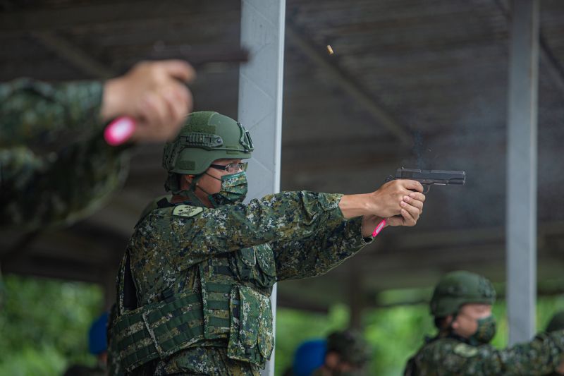 ▲陸軍步兵153旅教育召集訓練實施45手槍射擊。（圖／軍聞社提供）