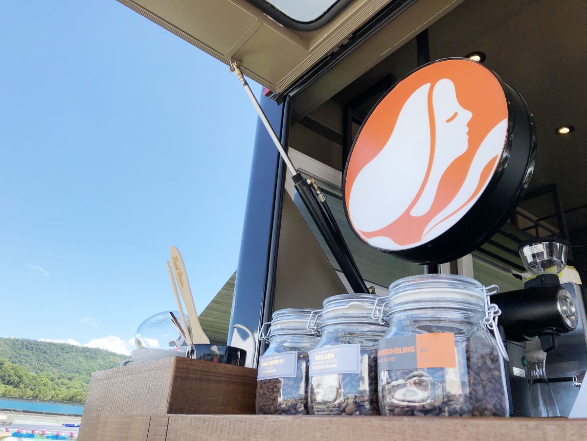 ▲原PO日前在路邊看見一台「詭異路易莎」，湊近看才知道原來是路易莎的咖啡車，店員甚至還說是「全台唯一一台」，貼文一出，掀起熱議。（圖／翻攝自路易莎官網）