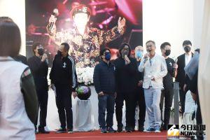 ▲陳昇與董事長樂團在文夏告別式上唱他的經典歌曲「黃昏的故鄉」來懷念他。（圖／記者葉政勳攝 , 2022.04.15）