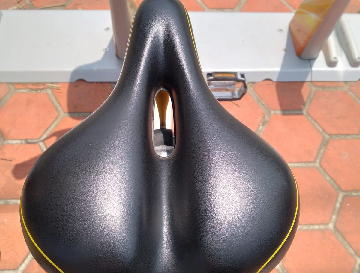 ▲Ubike椅墊上的洞啥功能？網友給出正確解答。（圖／取自《爆系知識家》）