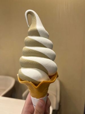 ▲買到絕美外型霜淇淋的民眾忍不住上網曬照炫耀,帶起開箱熱潮。(圖/取自Dcard) ▲全家超商曾在今年4月推出「棉被午茉綠霜淇淋」,當時帶起一陣霜淇淋旋風,造成社群大洗版。(圖/取自Dcard)