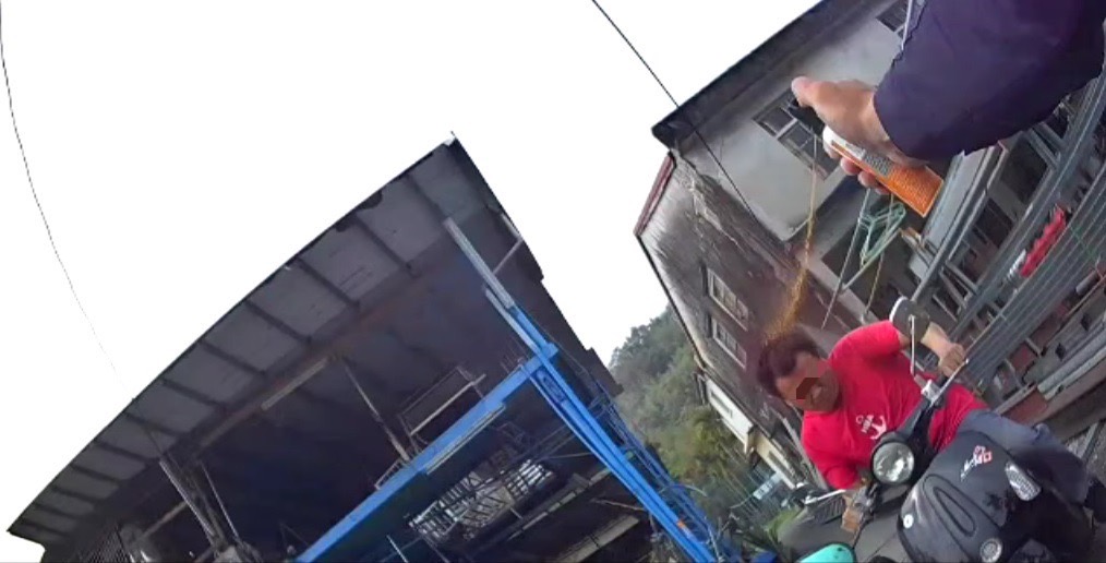 ▲警方朝男子噴灑辣椒水。（圖／翻攝畫面）