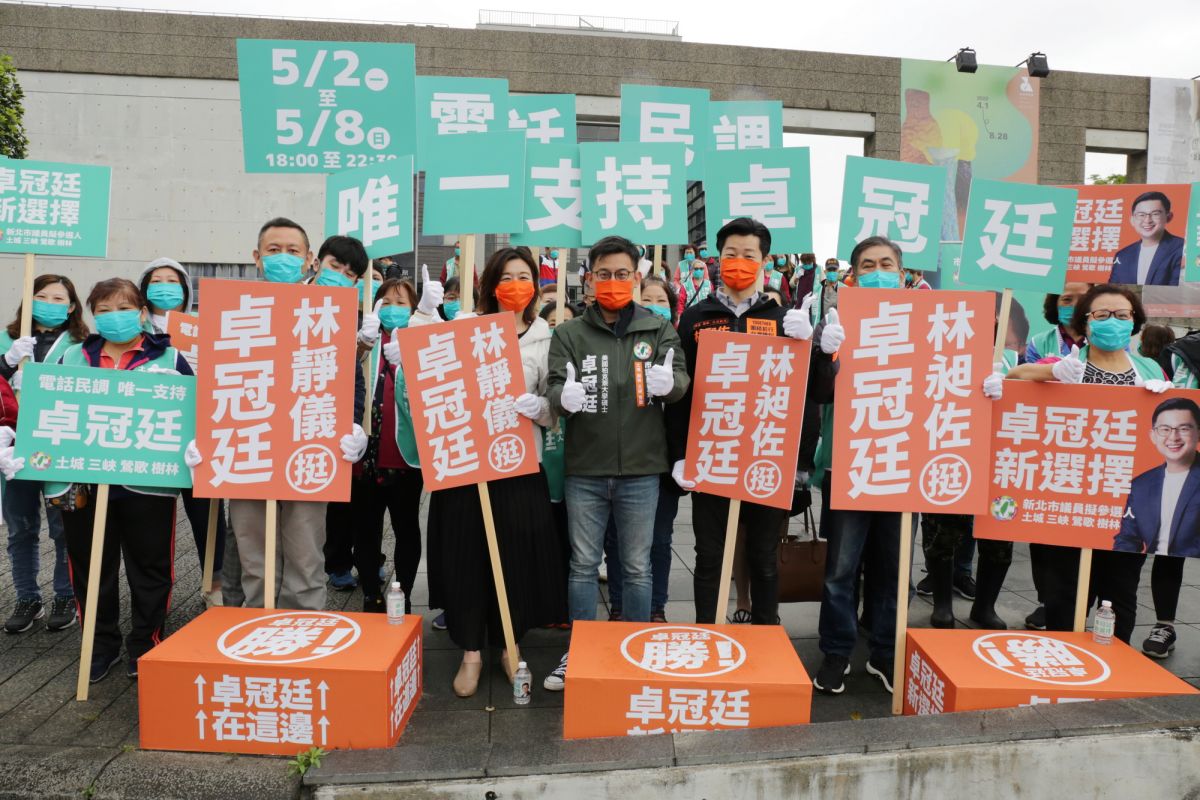 ▲為力挺卓冠廷拚初選，立委林靜儀、林昶佐在中二補選、中正萬華反罷免後，罕見的合體。（圖／卓冠廷提供）