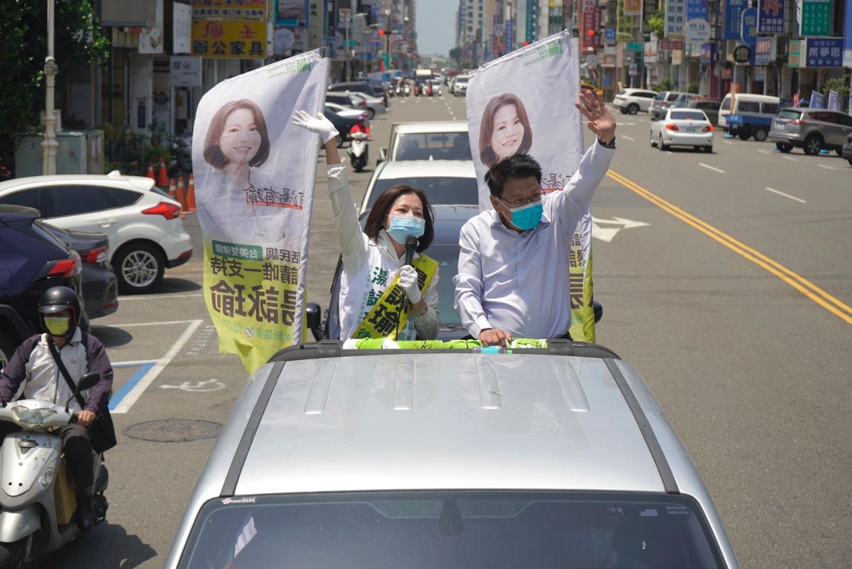 ▲屏東縣長潘孟安今天上午特別到高雄市為前金、新興、苓雅區市議員參選人湯詠瑜掃街站台。(圖／邁向行動大聯盟提供)