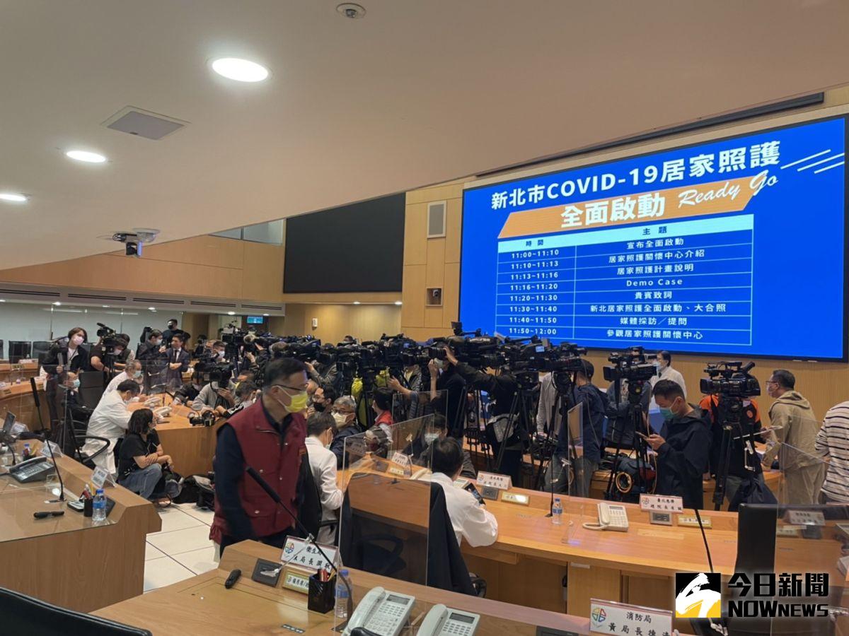 ▲衛生局發言人高詩琪指出，確診的記者曾採訪新北市府「居家照護計畫」的記者會，其中7人曾與確診者接觸（1人共餐匡列居隔、6人自主健康管理），其餘121人進行7天的自我健康監測。（圖／記者陳志仁攝）