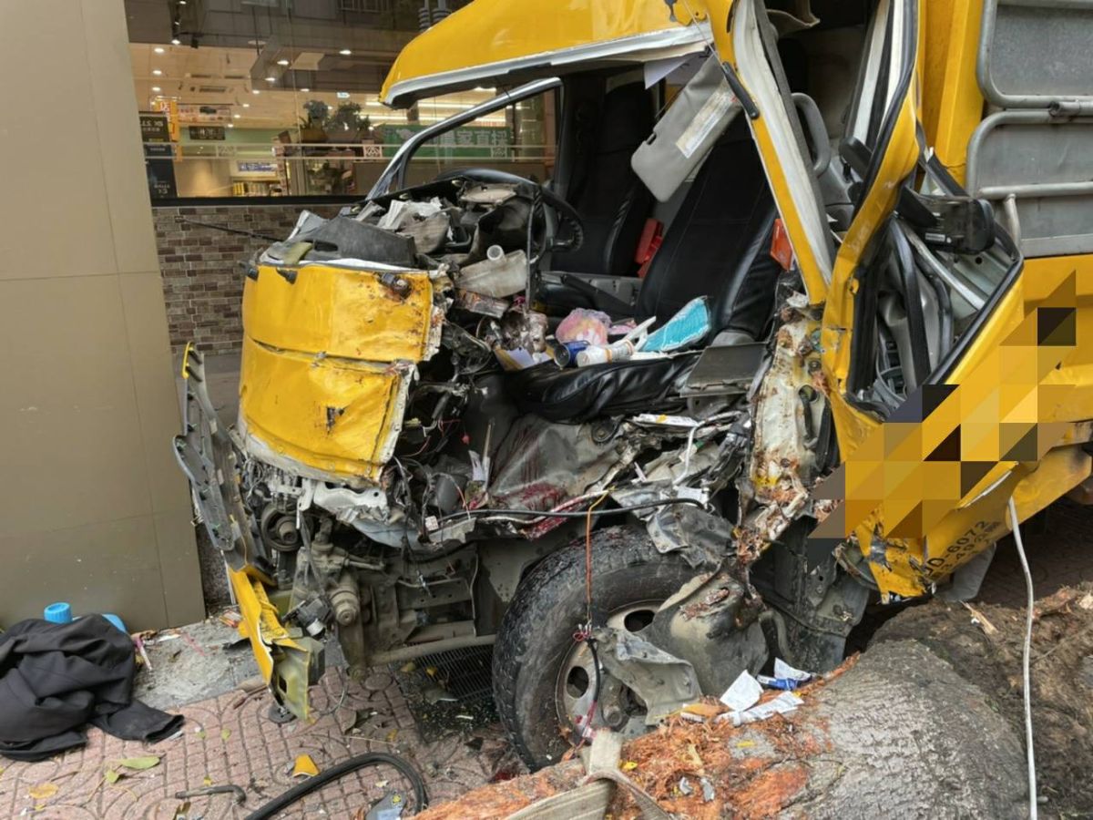 ▲男子疑似貨車排檔故障，失控撞倒路樹，車頭也幾乎全毀。（圖／記者李春台翻攝）