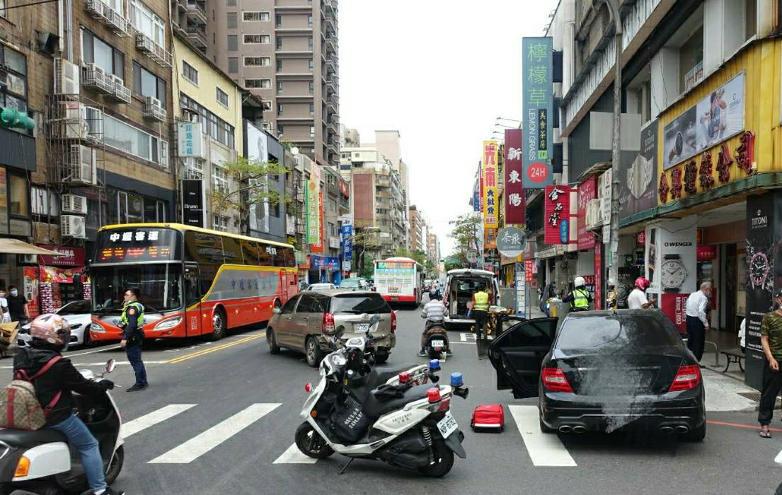 ▲男子駕車行經桃園市區發生連環撞車禍意外，警方到場卻發現他已經癱坐在駕駛座上死亡。（圖／記者李春台翻攝）