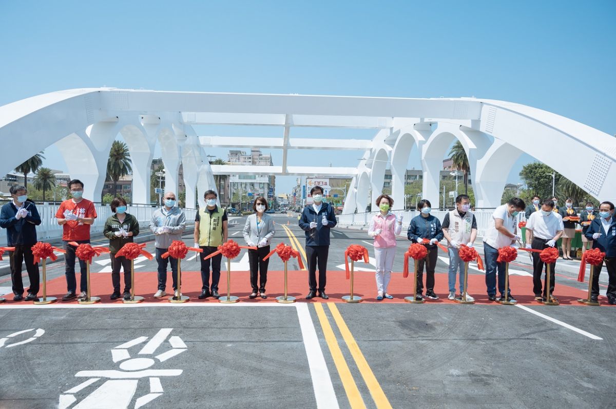▲銜接鳳山五甲與前鎮草衙兩區之「海邦橋」今天舉行通車典禮。（圖／高市府提供）