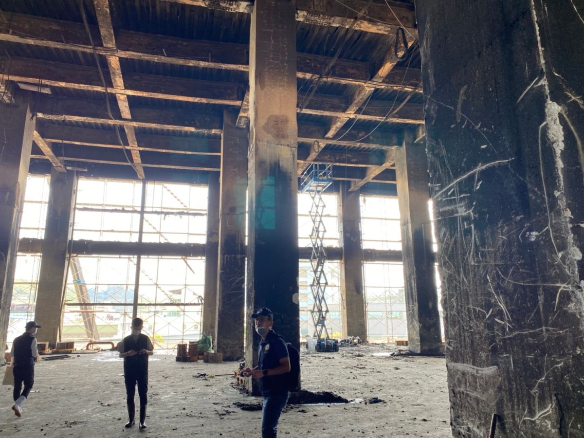 ▲美福倉儲上個月10日發生大火，至今卻仍有數千噸肉品尚未清運完畢，惡臭造成附近居民極大生活不便。（圖／桃園市環保局提供）