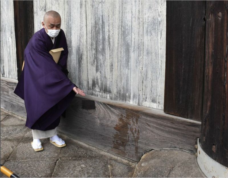 ▲日本奈良市被列為國寶的「東大寺」大佛殿建物外側，昨天發現有2處遭人潑灑不明液體。（圖／翻攝自產經新聞）