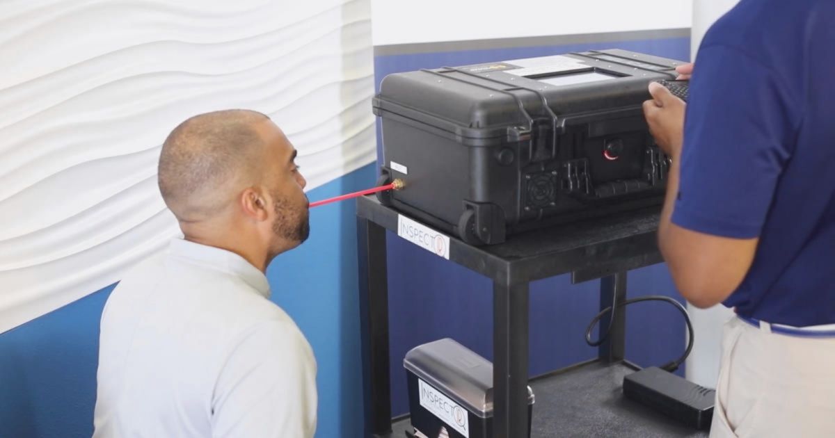 ▲美國FDA緊急授權名為「InspectIR COVID-19 Breathalyzer」的呼吸分析儀，用來檢測感染新冠肺炎與否。（圖／翻攝自CBS News）