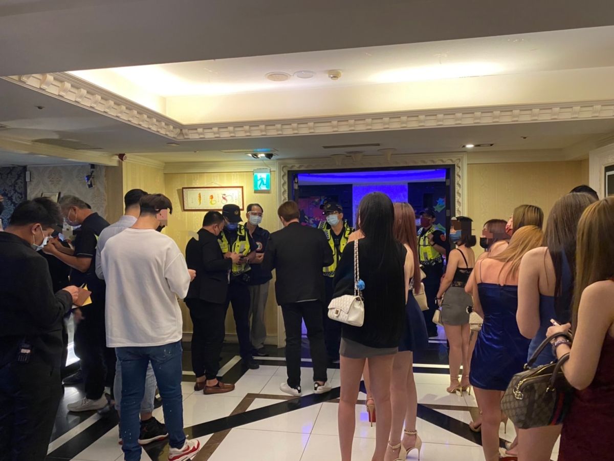 ▲高雄特定娛樂場所今天凌晨復業，轄區警方入店進行稽查。（圖／記者郭凱杰翻攝）
