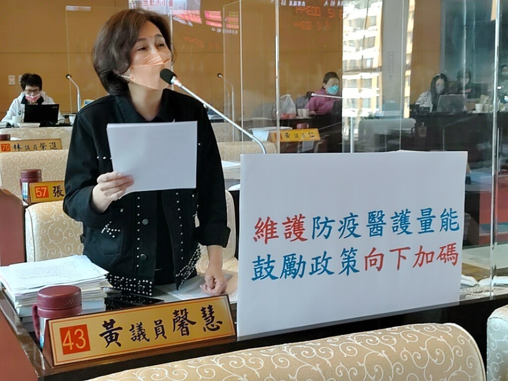 ▲議員黃馨慧表示，鼓勵民眾打疫苗，建議市府考慮加碼政策「加廣加深」、年齡向下延伸接種疫苗(圖／柳榮俊攝2022.4. 15)
