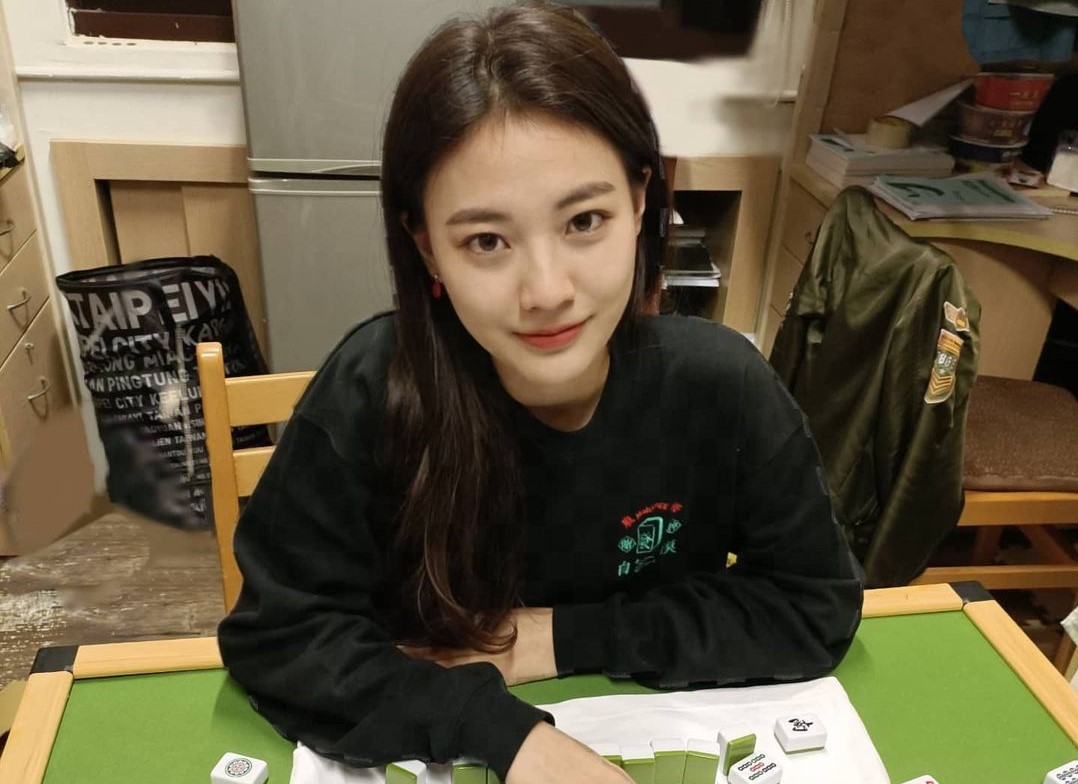 ▲台大醫學系正妹小馮，在直播中的素顏引發討論。（圖／取自《＠spottedclaw0415》IG）