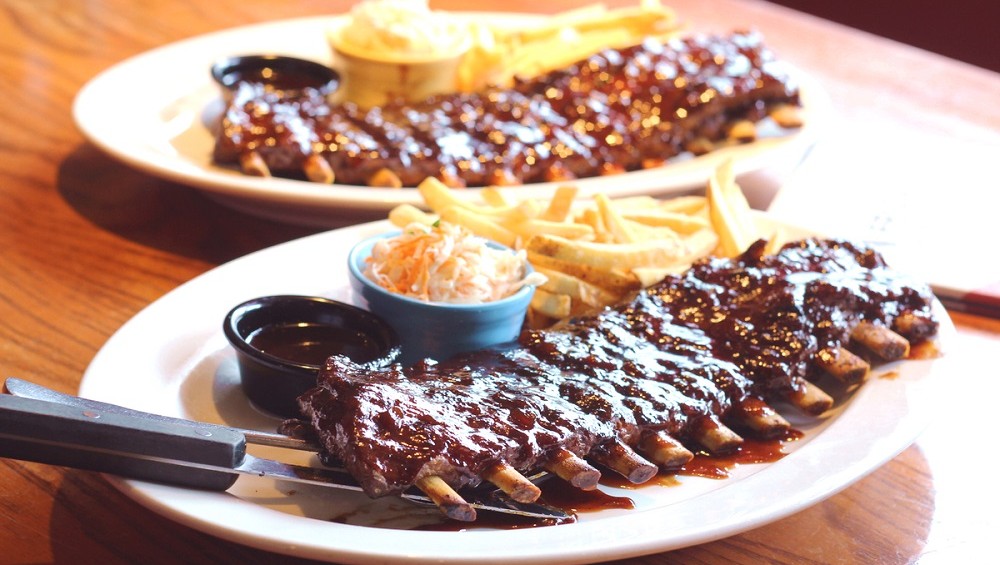 ▲TGI FRIDAYS推出快閃促銷，限時兩天沙朗牛排、炭烤豬肋排買一送一；酷聖石中杯冰淇淋第二杯0元。（圖／業者提供）