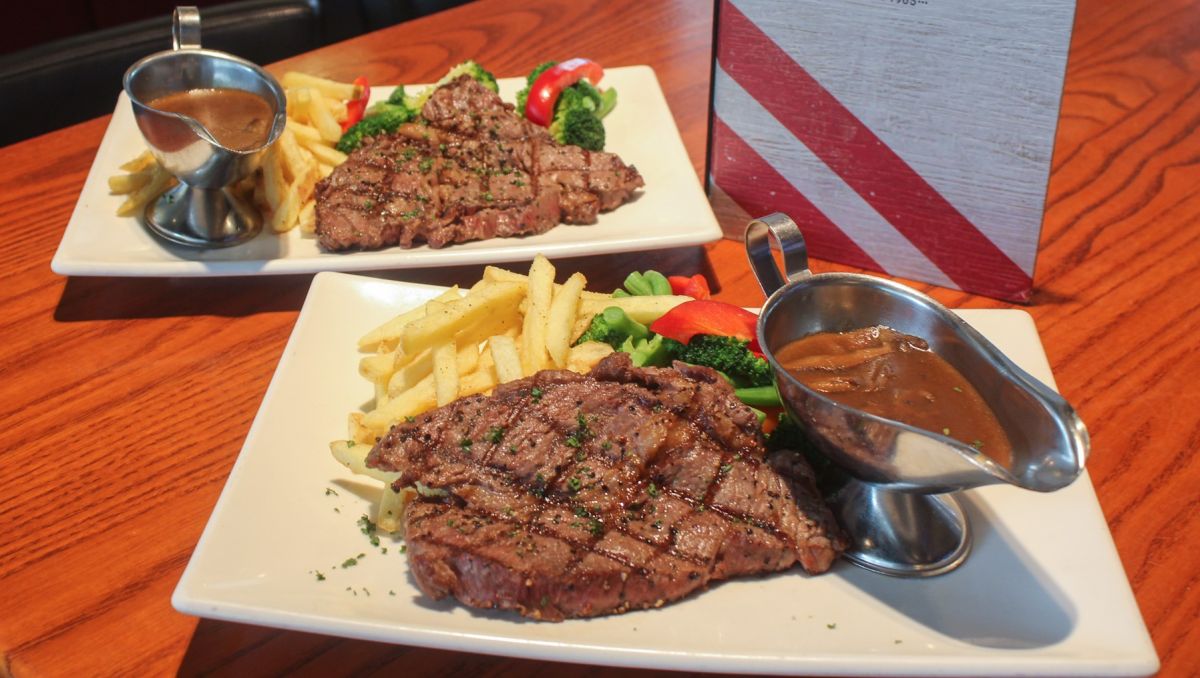 ▲雙12購物節TGI FRIDAYS推出豬肋排、沙朗牛排「買1送1」優惠；Texas Roadhouse德州鮮切牛排則限定台中店，推出「肋眼牛排12oz.買1送1」。（圖／ 開展餐飲集團提供）