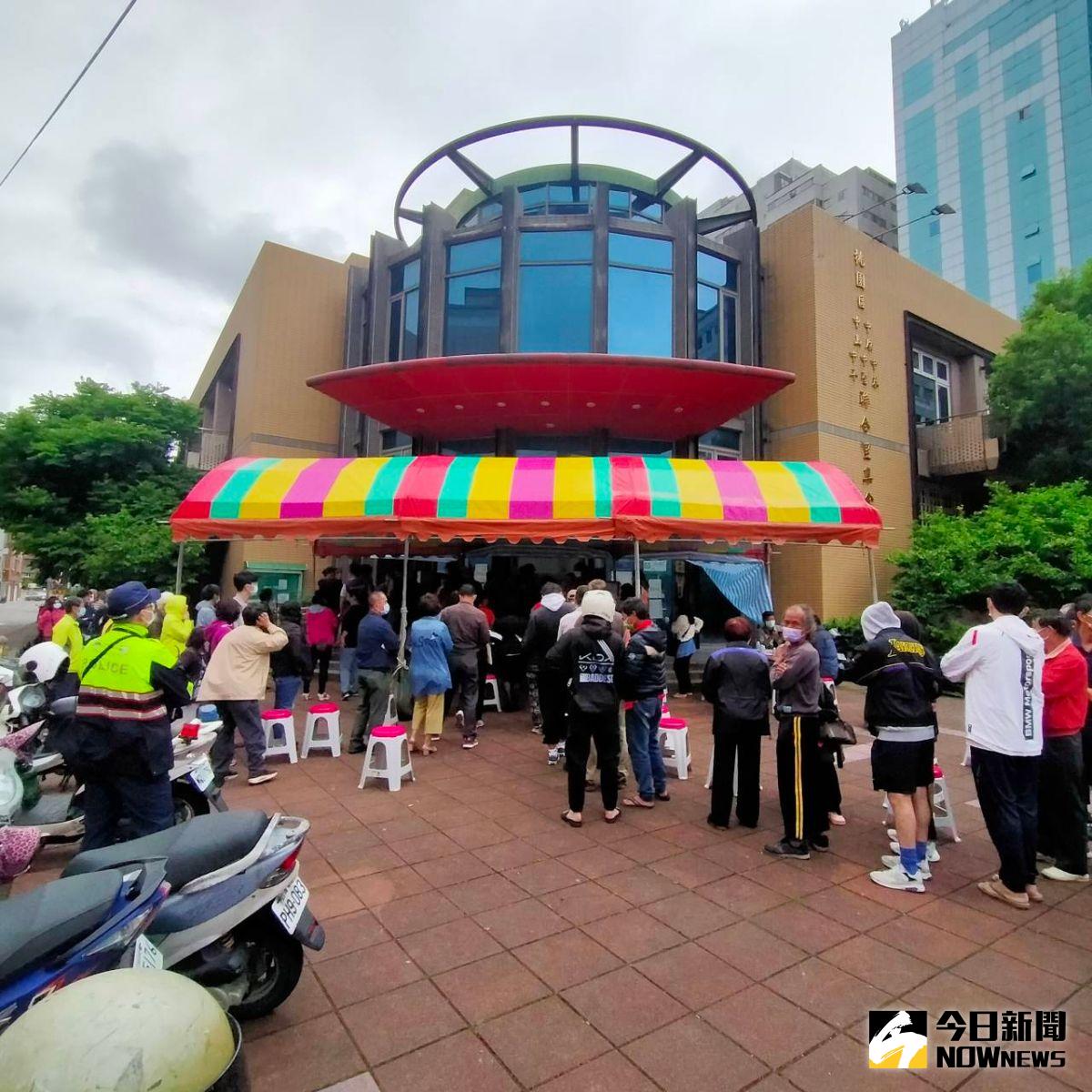 ▲桃園市在今天開始執行60歲以上長者接種專案，一早各區接種站就出現爆量排隊人潮。（圖／記者李春台攝，2022.04.15）