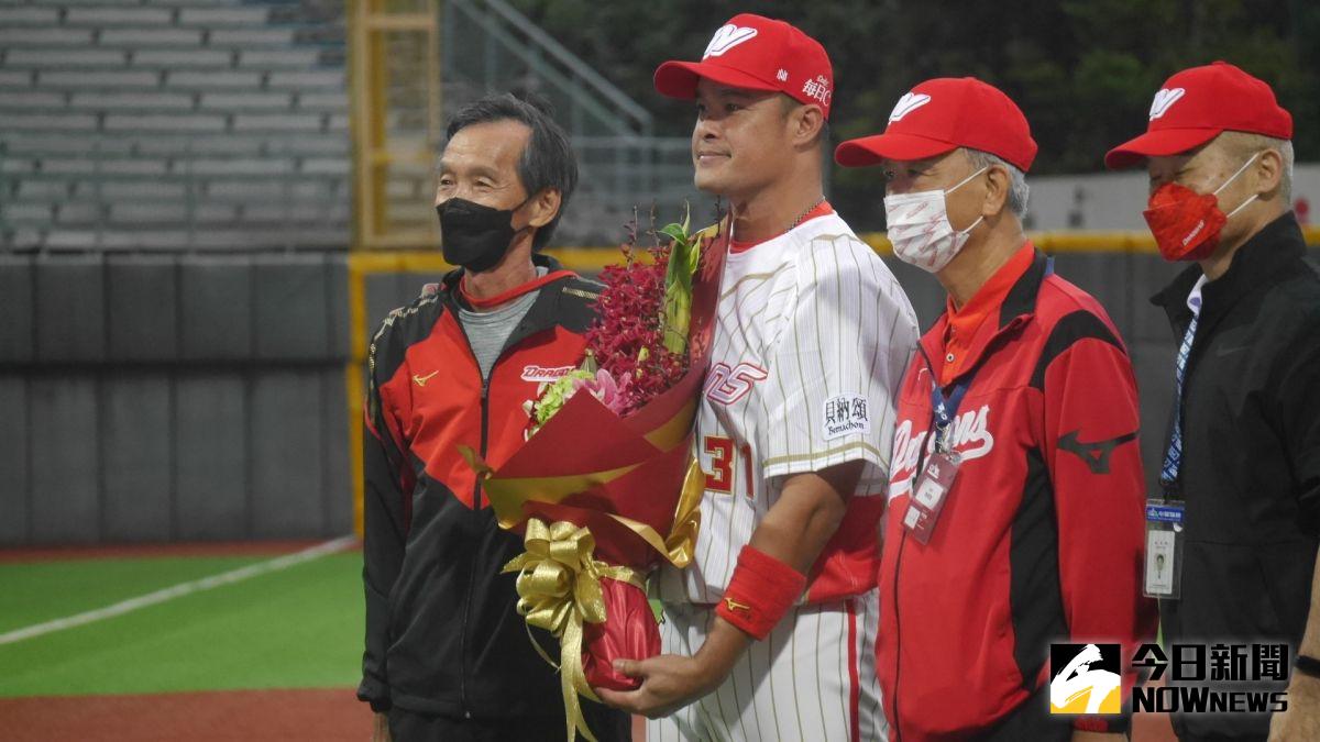 ▲中職全壘打王林智勝（圖左二）將於9月舉行引退賽，回顧他傳奇生涯，不僅締造超過300轟的驚人成就，而「鐵血教頭」王子燦（圖左一），正是塑造「大師兄」強悍意志的啟蒙導師。（圖／NOWNEWS資料照）