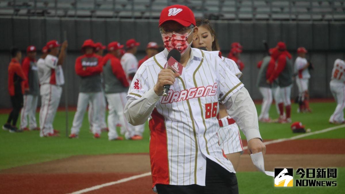 ▲台北市長柯文哲開球。（圖／吳政紘攝）