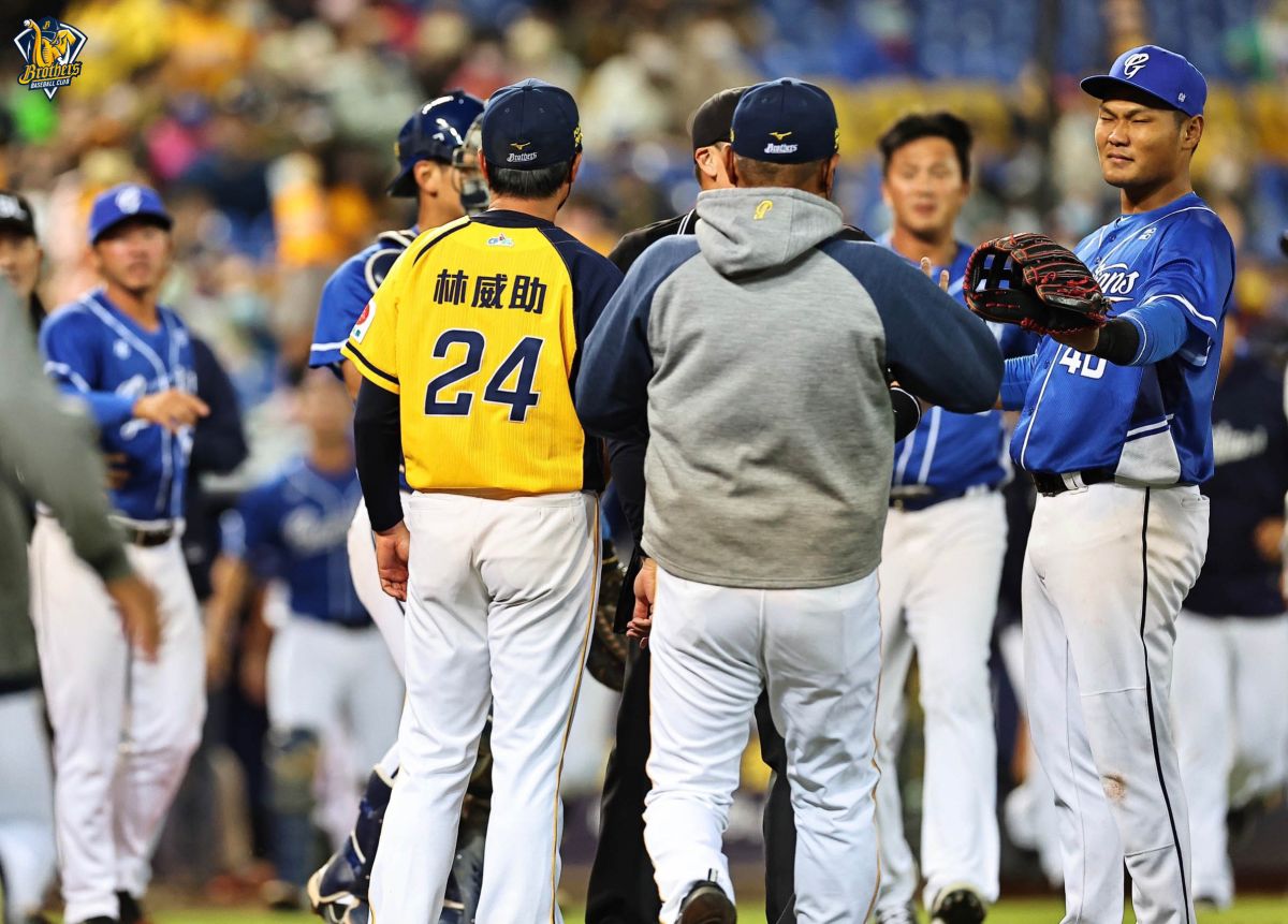 ▲兄弟、富邦板凳清空（兄弟提供)