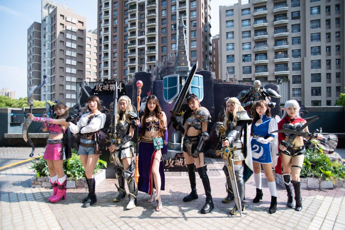 ▲慕獅女孩甜美cosplay遊戲角色 《天堂M》攻戰4周年主題日首日掀起電玩瘋。（圖／攻城獅提供）