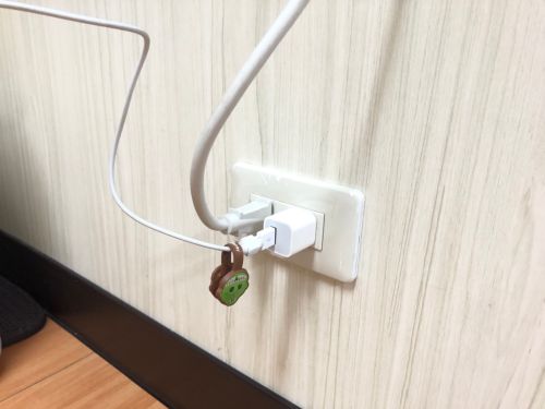 蘋果充電器「豆腐頭整顆泡水」還想用？網驚呼：別省這種錢會出事
