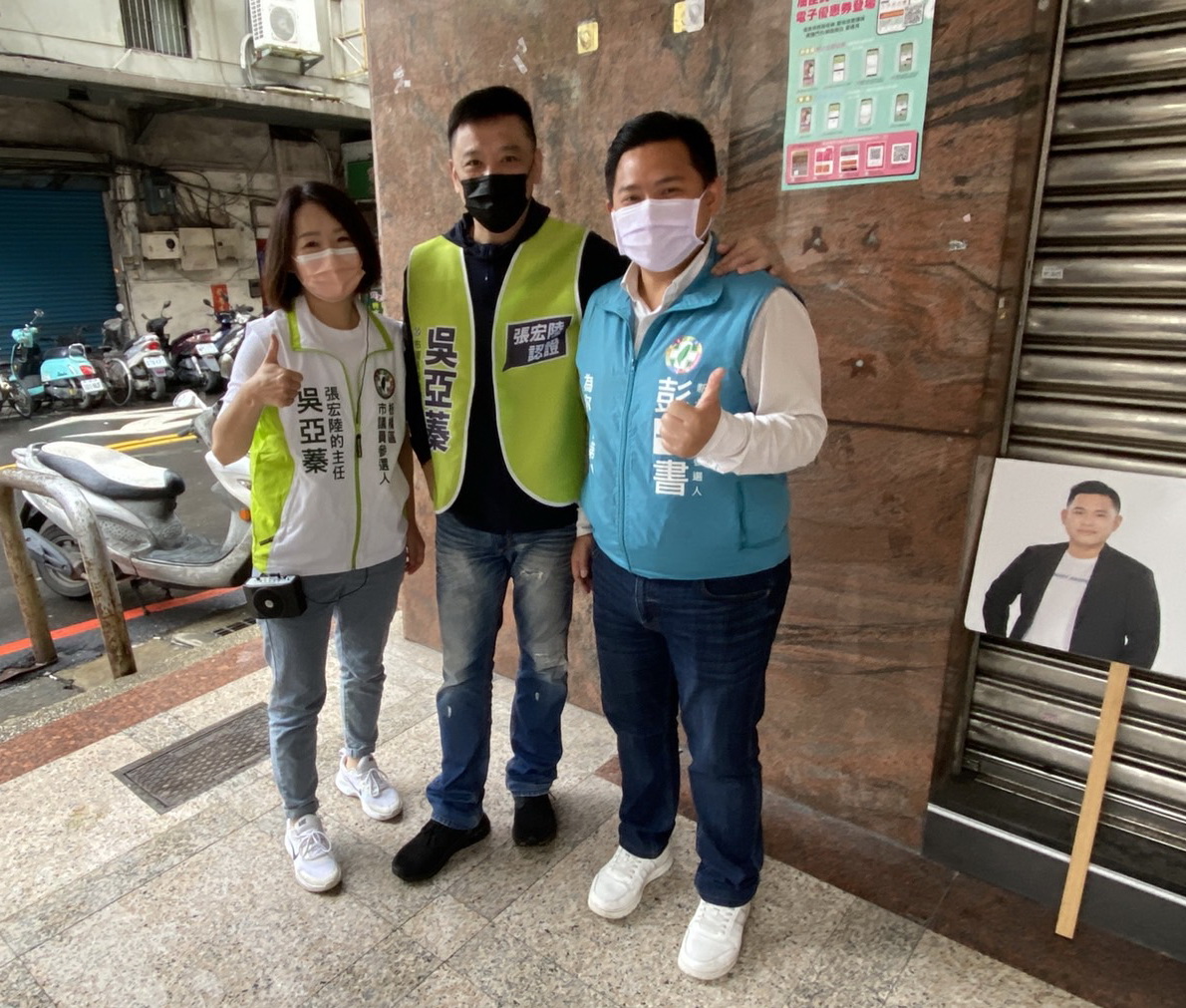 ▲英系台北市議員洪健益今日陪同爭取民進黨新北市議員提名的吳亞蓁、彭一書，前往板橋、土城交界的瑞億、華德市場拜票。（圖／吳亞蓁提供）