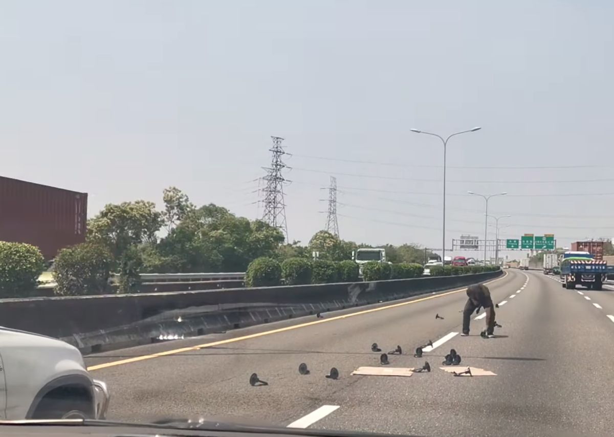 ▲國道1號仁德北上路段日前發生不明尖銳物遺落路面，一位熱心長髮男駕駛下車動手迅速清除，獲得網友大讚。（圖／翻攝自「八卦村-行車紀錄器影片上傳中心」臉書社團）