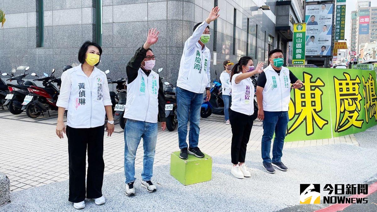▲「邁向過半大聯盟」成員今天一早就齊聚岡山區為成員陳慶鴻站台拉票。（圖／記者郭俊暉攝，2022.04.16）