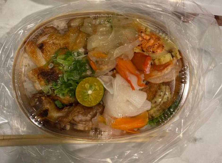 ▲原PO到台南善化一間「日式便當店」買飯，豈料一看菜單卻讓他超震驚，一份雞腿便當就要250元。（圖／翻攝自PTT）