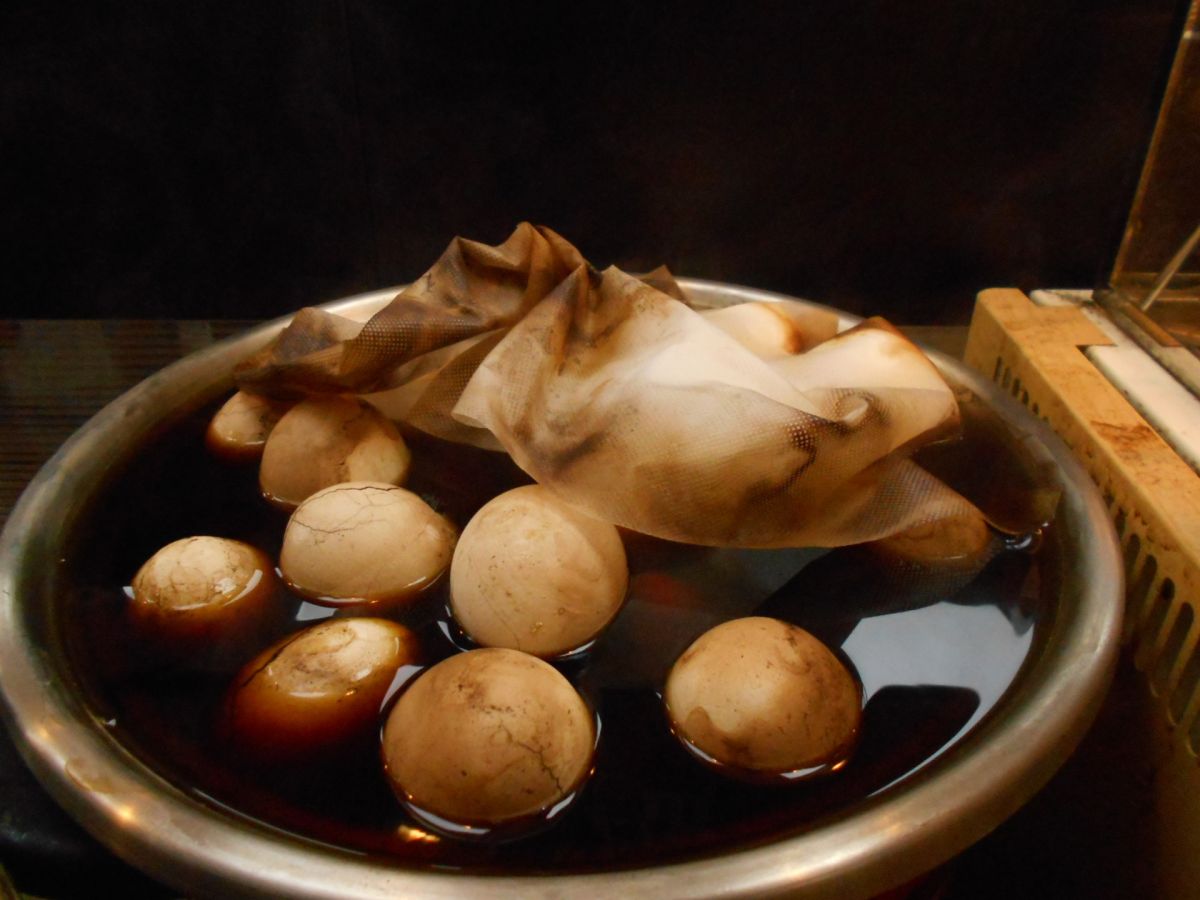 ▲高雄一名李姓男子，看見超商茶葉蛋內滷汁煮到快乾掉，「熱心」地拿著自己的馬克杯盛裝熱水，再倒入滷鍋內，被店員發現制止，由於當時疫情嚴峻，也不清楚李男的馬克杯是否乾淨，因此整鍋600元的茶葉蛋，只能報廢處理。（示意圖／取自unsplash）