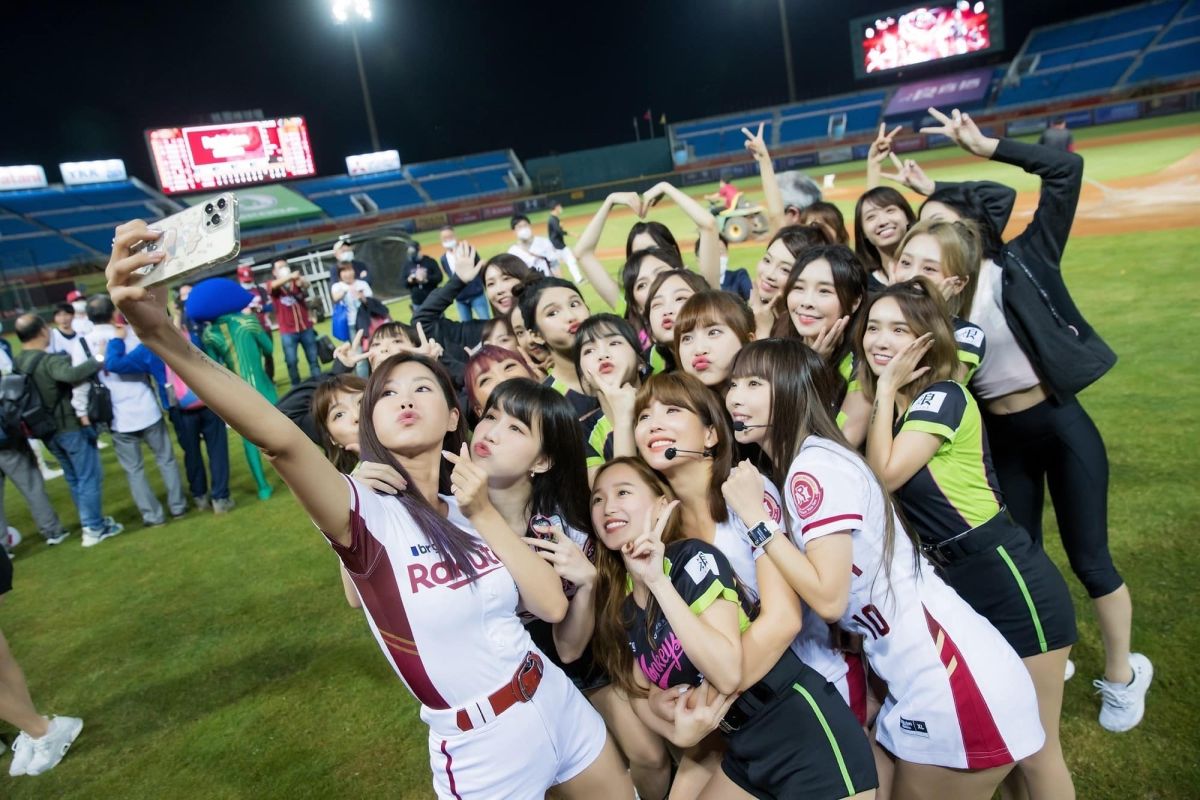 ▲網友提問，新加入的女孩會難適應啦啦隊嗎？結果大家一致公認「樂天女孩」比較難適應。（圖／翻攝Rakuten Girls臉書）