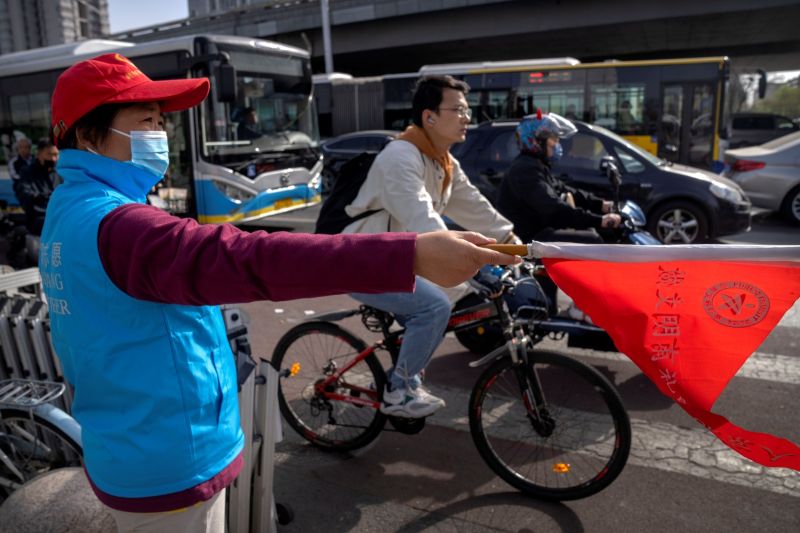 ▲上海官方宣布22日起部分公車路線、地鐵等大眾交通運輸復駛，另擴大復工復產，加快復工證申請和發放速度。資料照。（圖／美聯社／達志影像）