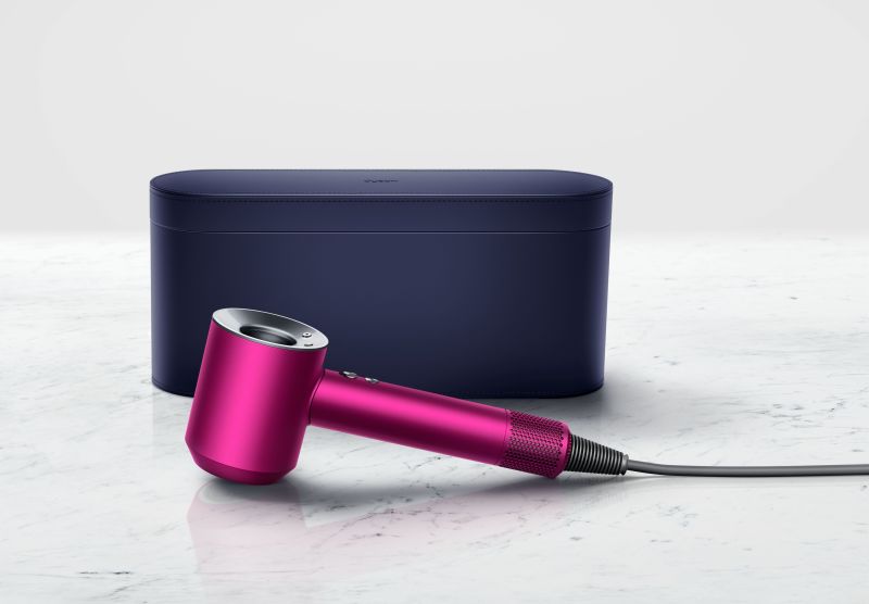 ▲Dyson Supersonic全桃紅色節日限定版，全機桃紅色系搭配質感金屬髮絲紋，售價16600元，除附有精美禮盒，還加贈專用底座（市值4,000元）。(圖／廠商提供)