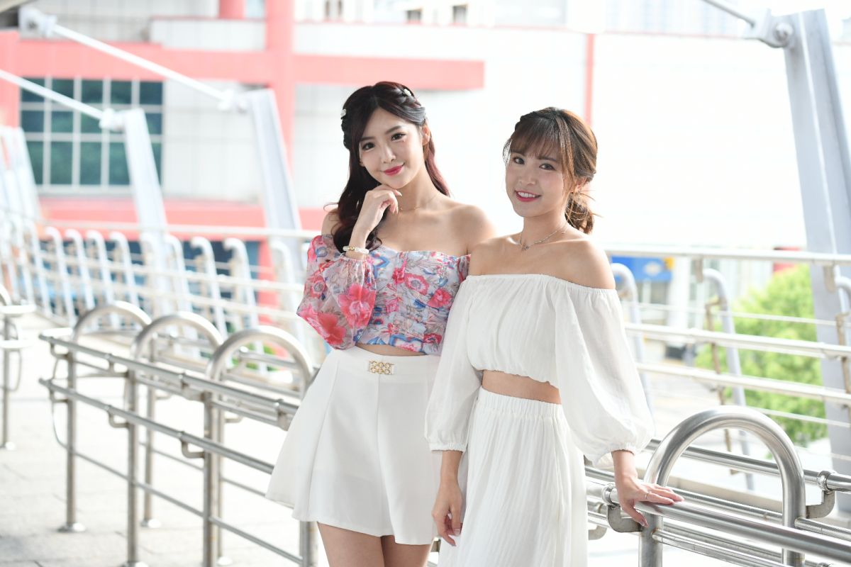 ▲樂天啦啦隊員菲菲（左）與孟潔舉辦寫真集簽書會。（圖／記者朱永強攝,2022.04.16）