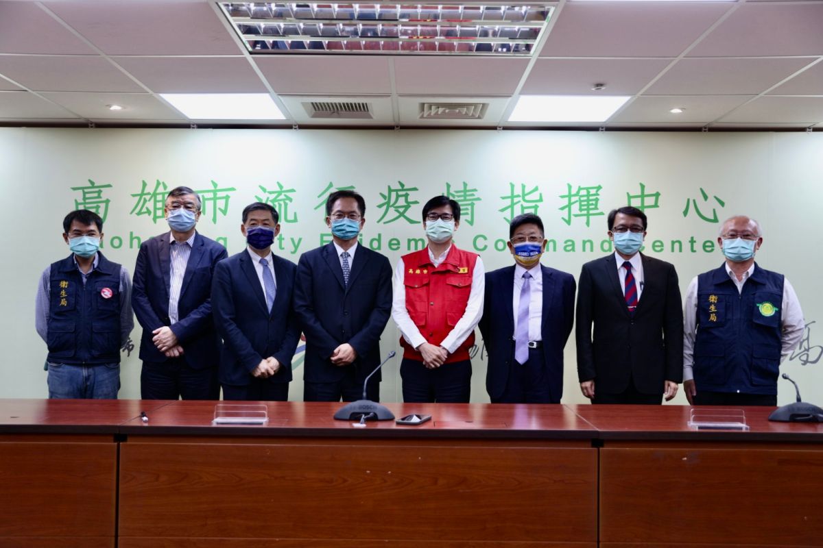 ▲高雄市長陳其邁在今（16）天公布高雄版確診者居家照護，並請來高雄長庚、高雄榮總、阮綜合醫院及兩大醫師公會一同宣布。（圖／高雄市政府提供）