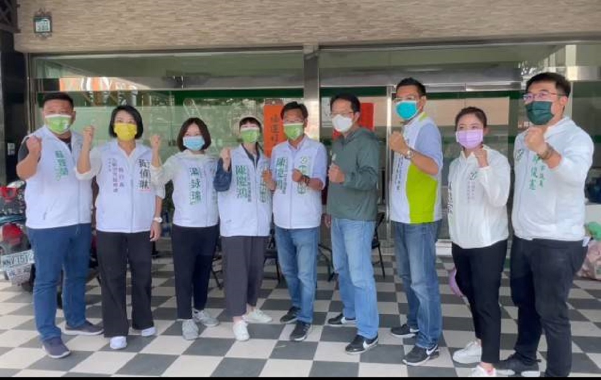 ▲「邁向過半大聯盟」成員今天在順利通過初選後，齊聚大岡山選區為即將進行最後民調的夥伴陳慶鴻加油打氣。（圖／邁向過半大聯盟提供）