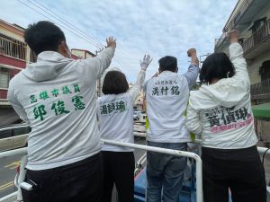 ▲「邁向過半大聯盟」成員今天在順利通過初選後齊聚大岡山選區為即將進行最後民調的夥伴陳慶鴻加油打氣。（圖／邁向過半大聯盟提供）