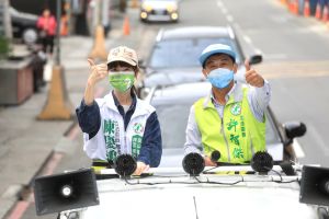 ▲立委許智傑陪陳慶鴻太太掃街拜託選民支持。（圖／邁向過半大聯盟提供）