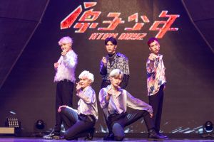 ▲《原子少年ATOM BOYZ》,金星表演整齊劃一。(圖/野火娛樂提供) ▲《原子少年ATOM BOYZ》,金星表演整齊劃一。(圖/野火娛樂提供)