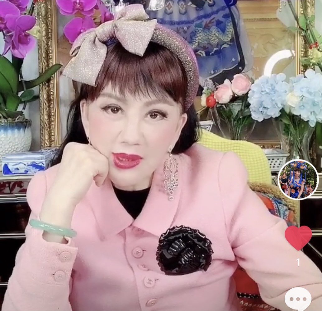 ▲74歲的宮雪花打扮仍相當時髦，親自開直播回應近來流傳她曾狂追男星濮存昕的緋聞。翻攝宮雪花IG