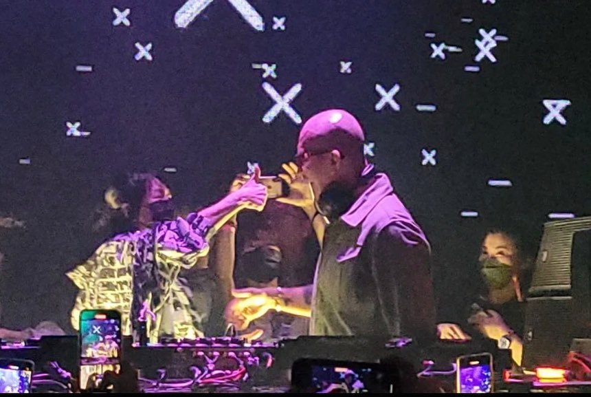 ▲具俊曄凌晨曬出小S（左）現身夜店力挺向他比讚的照片。（圖／翻攝具俊曄IG）